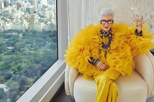 Άιρις Άπφελ: Ποζάρει 20 χρόνια πριν με το ίδιο iconic style