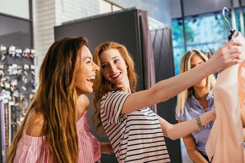 Τα πολυκαταστήματα attica αφιερώνουν τον μήνα Μάρτιο στις γυναίκες