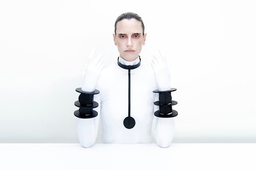 Aumorfia: Η σκοτεινή αισθητική των δερμάτινων αξεσουάρ της Θεανούς Ραβαζούλα - Ποταμιάνου