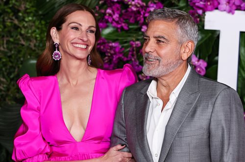 Τζούλια Ρόμπερτς: Τίμησε τον αγαπημένο της Τζορτζ Κλούνεϊ επιλέγοντας ένα φόρεμα γεμάτο με τα πορτραίτα του