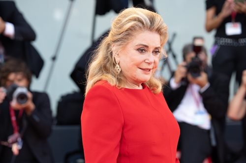 Η Κατρίν Ντενέβ με τον Θοδωρή Αθερίδη και τον Αντώνη Καφετζόπουλο σε ένα σπάνιο 