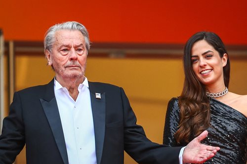 Αλέν Ντελόν: Η αδυναμία στην πρώην σύζυγό και την κόρη του απεικονισμένη σε δύο ίδιες φωτογραφίες με διαφορά 35 χρόνων