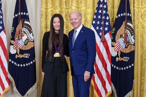 Βέρα Γουάνγκ: Η 73χρονη σχεδιάστρια λαμβάνει την ύψιστη τιμή των καλλιτεχνών και χορεύει με στιλ στον Λευκό Οίκο