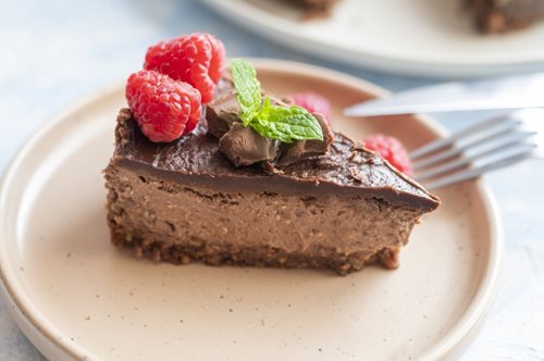 Ό,τι πιο εύκολο μπορείς να φτιάξεις: Ελαφρύ γλυκό ψυγείου σοκολάτας χωρίς ζάχαρη, με 5 μόνο υλικά