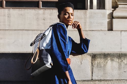 3QUARTERS: Η Γαρυφαλιά και ο Γιάννης σχεδιάζουν αξεσουάρ για αστικούς ταξιδιώτες από τις τέντες των μπαλκονιών μας