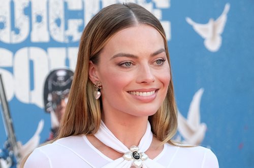 H Margot Robbie με custom Valentino είναι η επιτομή του barbiecore