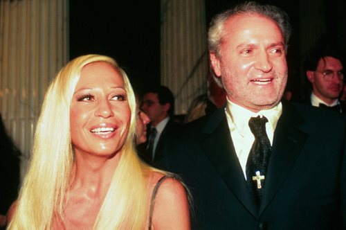 Ντονατέλα Βερσάτσε: Αποτίει φόρο τιμής στον αδερφό της Τζιάνι, 25 χρόνια μετά την δολοφονία του