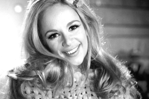 Αλίκη Βουγιουκλάκη: Με old money χτένισμα στο Παρίσι στα μέσα της δεκαετίας του '60