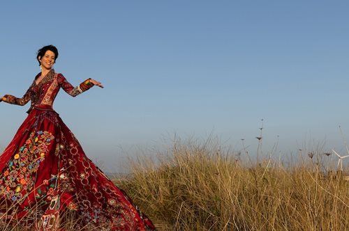 The Red Dress: Το φόρεμα που εξερευνά πολιτισμούς και παραδόσεις μέσω των κεντημάτων του