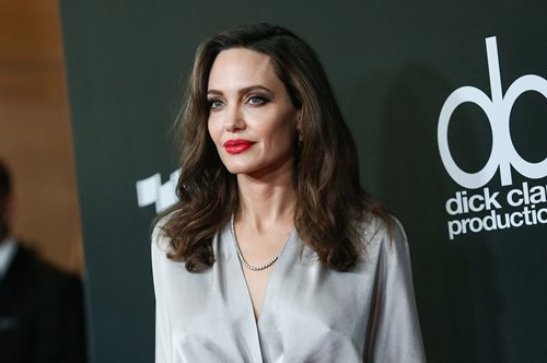 Η Αντζελίνα Τζολί μίλησε με την Μπίμπι Αΐσα, το κορίτσι που επιβίωσε από την αγριότητα των Ταλιμπάν κόβοντας της την μύτη