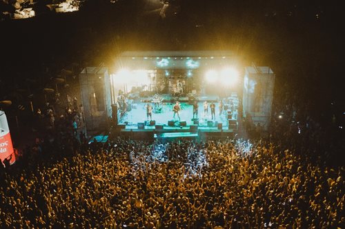 Matala Beach Festival: Χορός, κέφι και δροσιά με τη γεύση της Βίκος Cola