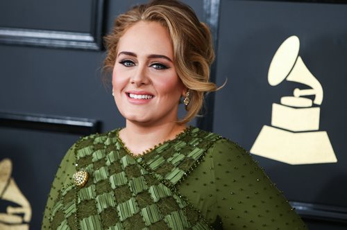 Αντέλ: Αποκάλυψε πάνω στη σκηνή ότι διαγνώσθηκε με λοίμωξη