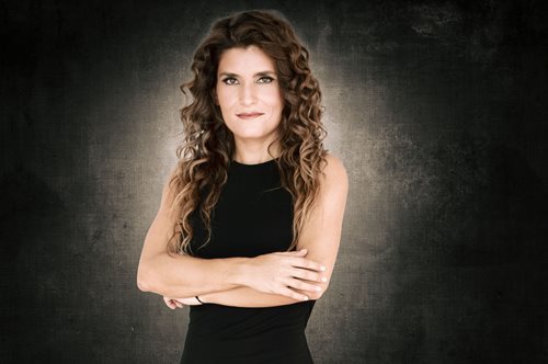 Η Μπέττυ Χαρλαύτη στην τελετή έναρξης του Quintai Music Festival τραγουδώντας Μίκη