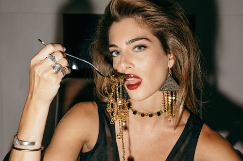 Marivee: Όταν η Βασιλική Ρούσσου φτιάχνει κοσμήματα οραματίζεται τη γυναίκα που είναι χαρούμενη με αυτό που είναι