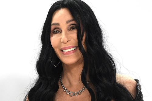 Η Σερ προτείνει πώς να φορέσετε την μαύρη μίνι φούστα ακόμα και μετά τα 70