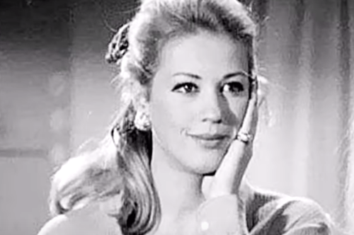 Το ασπρόμαυρο πορτραίτο της Ζωής Λάσκαρη αγκαλιά με την κόρη της, Μάρθα