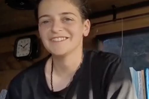 Τι τυπάκι!- Η 19χρονη Ρεθυμνιώτισσα Βάρβαρα Γιαννούλη επέλεξε να ζει σε βαν και το απολαμβάνει