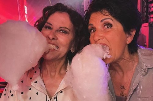 Η Άλκηστις Πρωτοψάλτη και η Ελευθερία Αρβανιτάκη γιορτάζουν 40 χρόνια φιλίας με μαλλί της γριάς