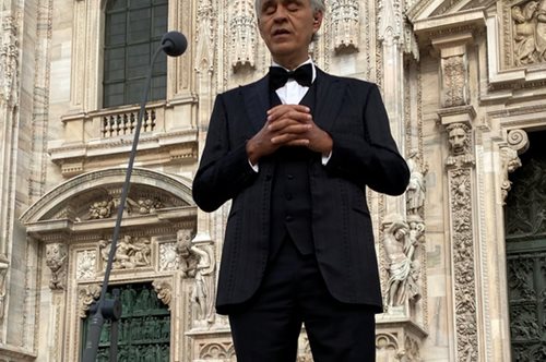 Η καντάδα του Αντρέα Μποτσέλι στη Σοφία Βεργκάρα είναι ό,τι πιο κομψό και όμορφο μπορεί να ονειρευτεί μια γυναίκα