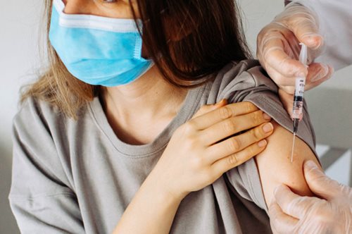 Γιατί αποσύρθηκε το εμβόλιο της AstraZeneca για τον κορονοϊό: Πόσο πιθανός είναι πραγματικά ο κίνδυνος θρομβώσεων