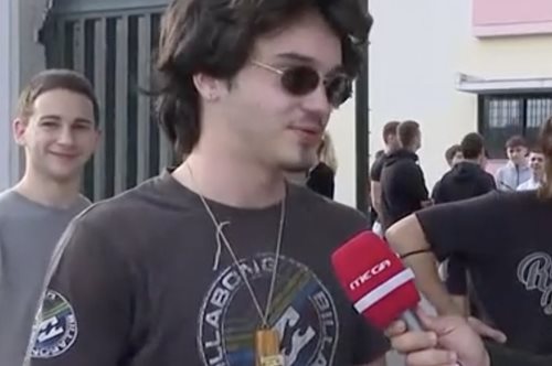 Πανελλήνιες: Viral ο Παναγιώτης που ξεκρέμασε τον σταυρό από τον τοίχο του σπιτιού και τον φόρεσε στο λαιμό μήπως γίνει το θαύμα