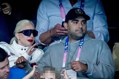 Η Lady Gaga αποκάλυψε τον αρραβώνα της με τον επιχειρηματία Μάικλ Πολάνσκι