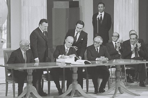 Όταν ο Κωνσταντίνος Καραμανλής δάκρυσε κατά την υπογραφή της Συνθήκης Προσχώρησης της Ελλάδας στην ΕΟΚ