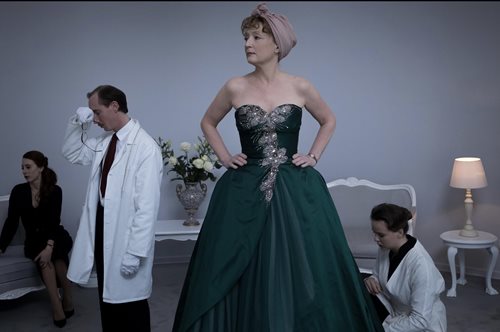 Mrs Harris goes to Paris: Μπορεί ένα φόρεμα να σου αλλάξει τη ζωή;