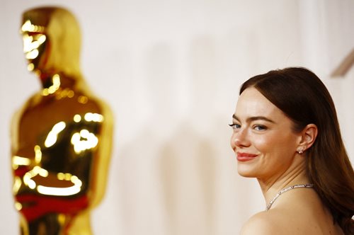 Όσκαρ 2024: Η Εμα Στόουν κέρδισε το δεύτερο Όσκαρ της, ευχαρίστησε τον Λάνθιμο και αποθέωσε τις συνυποψήφιες της