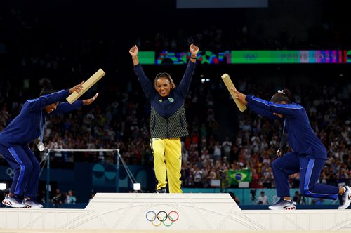 Το sisterhood στα καλύτερά του: Η Σιμόν Μπάιλς και η Τζόρνταν Τσάιλς υποκλίνονται στη χρυσή Ρεμπέκα Αντράντε από τη Βραζιλία