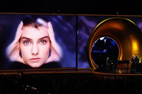 Βραβεία Grammy 2024: Η σπαρακτική ερμηνεία της Άνι Λένοξ του Nothing Compares 2 U στη μνήμη της Σινέντ Ο' Κόνορ