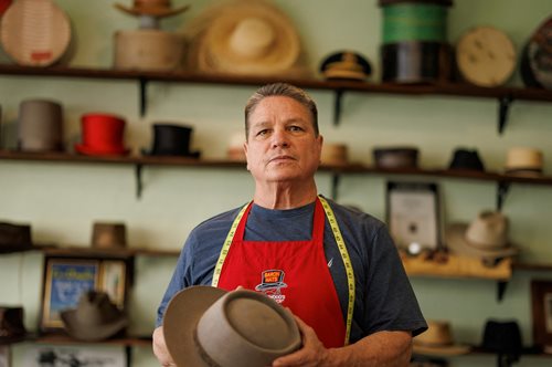 Mark Mejia: Ο artisan που έφτιαξε το εμβληματικό καπέλο του Όπενχάιμερ για τον Κίλιαν Μέρφι