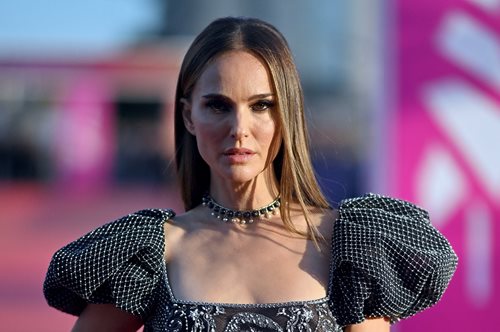 Νάταλι Πόρτμαν: Η θεαματική εμφάνιση με διάφανο Dior φόρεμα