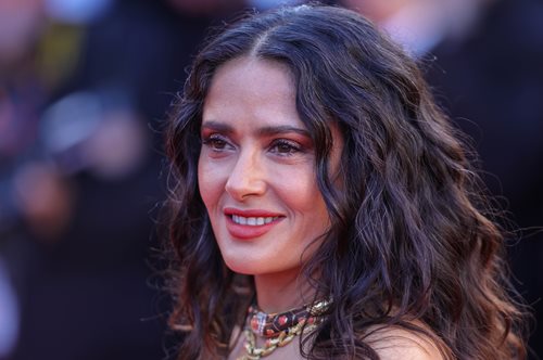 Σάλμα Χάγιεκ: Φόρεσε το πιο must χρώμα μαγιό