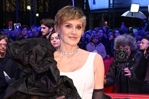 Η εντυπωσιακή κάπα της Σάρον Στόουν έκλεψε τα βλέμματα στην Μπερλινάλε - 