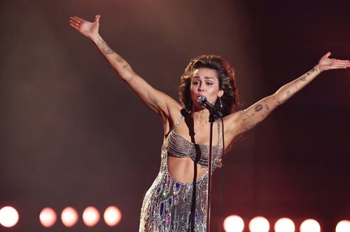 Βρετανία: Κορυφαίο σε πωλήσεις σινγκλ παγκοσμίως για το 2023 η επιτυχία Flower της Μάιλι Σάιρους