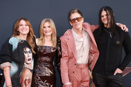 Meet the Bacons: Ο Κέβιν Μπέικον, η Κίρα Σέντγουϊκ, ο Τρέιβις και η Σόσι, όλοι έδωσαν το παρών στην πρεμιέρα του πρεμιέρα του MaXXXine