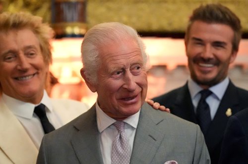 Ο βασιλιάς Κάρολος όλο χαμόγελα δίπλα στους διάσημους προσκεκλημένους του στην εκδήλωση του King's Foundation