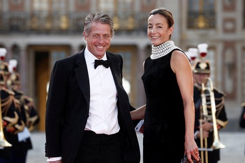 Ο Χιού Γκραντ και η σύζυγος του Άννα έκαναν δωρεά 20.000 λίρες στον υδραυλικό με τη χρυσή καρδιά