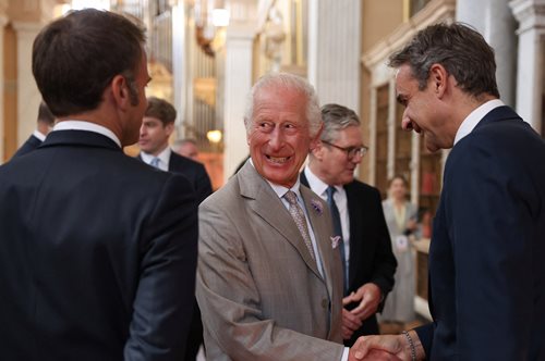 Σε θερμό κλίμα η συνάντηση του Κυριάκου Μητσοτάκη με τον βασιλιά Κάρολο