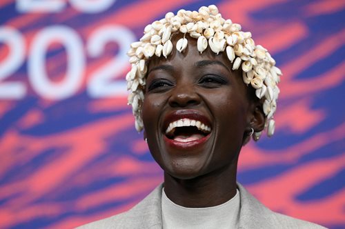 Η Λουπίτα Νιόνγκο γράφει ιστορία στη Μπερλινάλε