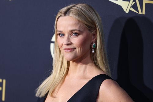 Η Ριζ Γουίδερσπουν εύχεται χρόνια πολλά στην κούκλα μαμά της