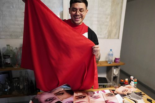 Μεξικανός σχεδιαστής μετατρέπει τα πανό των πολιτικών σε τσάντες!