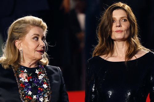 Φεστιβάλ Καννών 2024: Η Κατρίν Ντενέβ και η Κιάρα Μαστρογιάννι στο κόκκινο χαλί για την πρεμιέρα του τόσο προσωπικού ‘Marcello Mio’