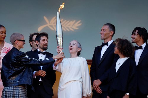 Συγκίνηση στις Κάννες: Η Ολυμπιακή Φλόγα πέρασε από το κόκκινο χαλί και είναι η απόλυτη 