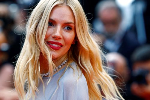 Σιένα Μίλερ: Το δυναμικό restart, η νέα ταινία και η νέα οικογένεια- η σταρ τα έχει όλα