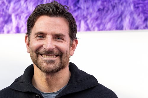 Χέρι- χέρι με την κόρη του έφτασε ο Μπράντλεϊ Κούπερ στην πρεμιέρα της ταινίας 