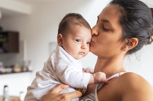 Επιδόματα μητρότητας: Τι θα πάρουν οι εργαζόμενες ανάλογα με το Ταμείο