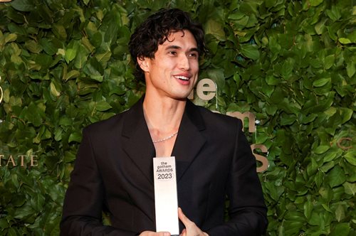 Τσαρλς Μέλτον: Ο ηθοποιός που έχει κλέψει τις καρδιές μας ήρθε για να μείνει