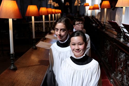 Λονδίνο: Η Λίλα και η Λόις έγιναν τα πρώτα κορίτσια που συμμετέχουν στη χορωδία του St. Paul's Cathedral